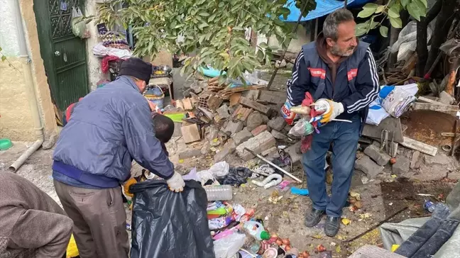 Karabük'te Kötü Kokuya Neden Olan Ev Temizlendi