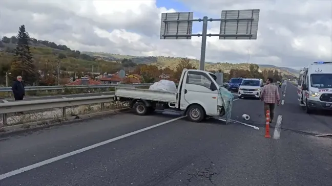 Bilecik'te Üç Araçlı Kaza: 1'i Ağır 2 Yaralı