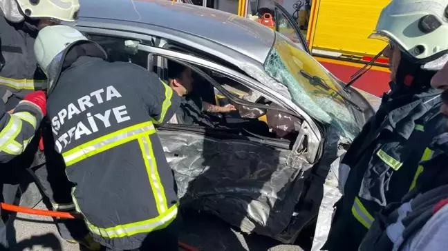 Isparta'da Elektrik Direğine Çarpan Otomobilde 2 Yaralı