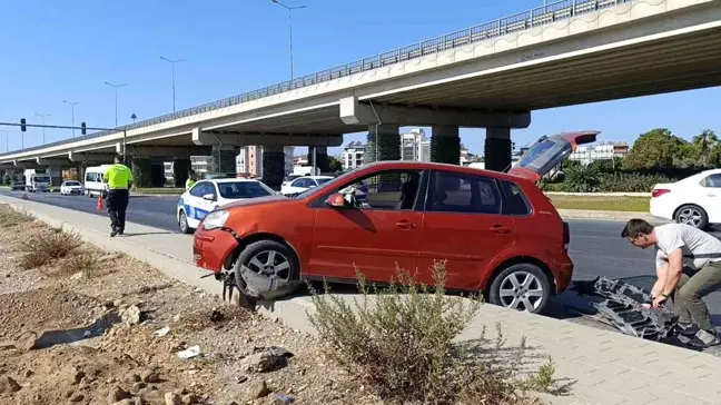 Antalya'da Otomobil Kaldırıma Çıktı, Sürücü Yaralanmadı