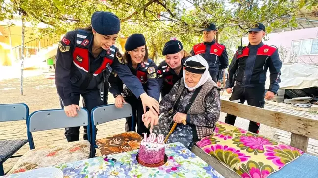 Jandarma, 100 Yaşındaki Ayşe Nine'nin Doğum Gününü Kutladı