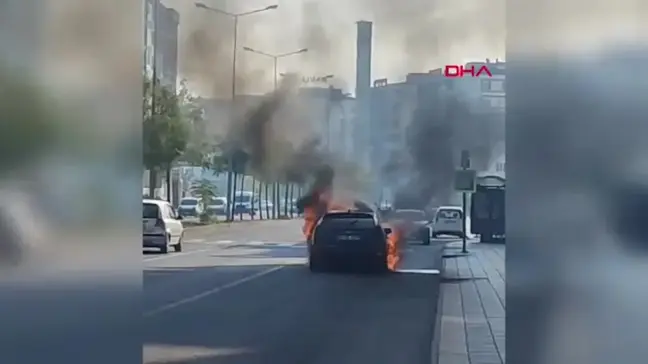 Diyarbakır'da Seyir Halindeki Otomobil Yangını Kontrol Altına Alındı