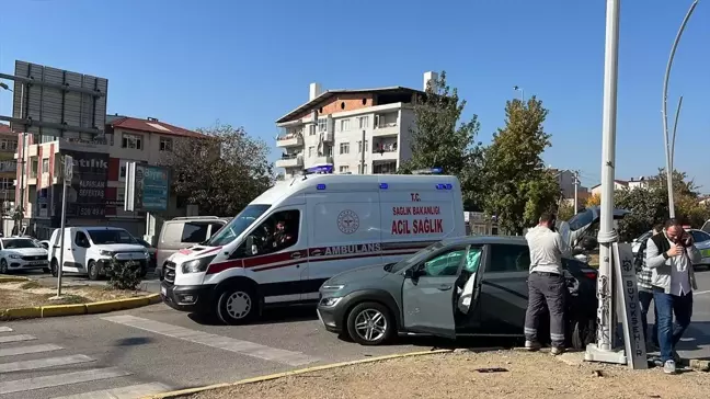 Gebze'de Pikap ve Otomobil Çarpıştı, 9 Yaşındaki Çocuk Yaralandı