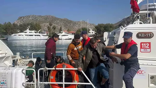 Marmaris Açıklarında 2 Göçmen Kaçakçısı ve 16 Düzensiz Göçmen Yakalandı