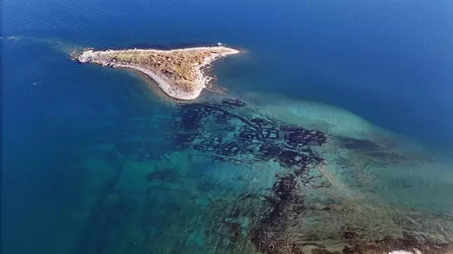 Van Gölü'nde Su Seviyesinin Düşmesi Eski Yerleşim Alanlarını Gün Yüzüne Çıkardı