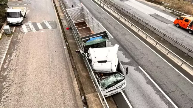 Sakarya'da Tır Beton Bariyerlere Çarptı, Yaralı Yok