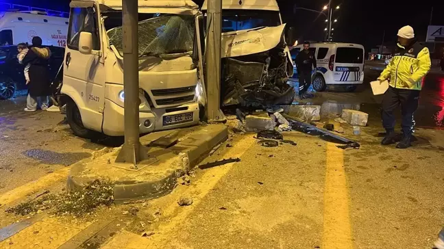 Çubuk'ta İşçileri Taşıyan Minibüsler Çarpıştı: 21 Yaralı