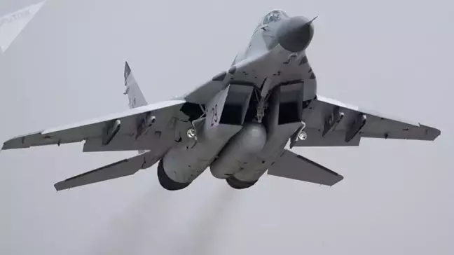 Hindistan'da MiG-29 Savaş Uçağı Eğitim Uçuşu Sırasında Düştü