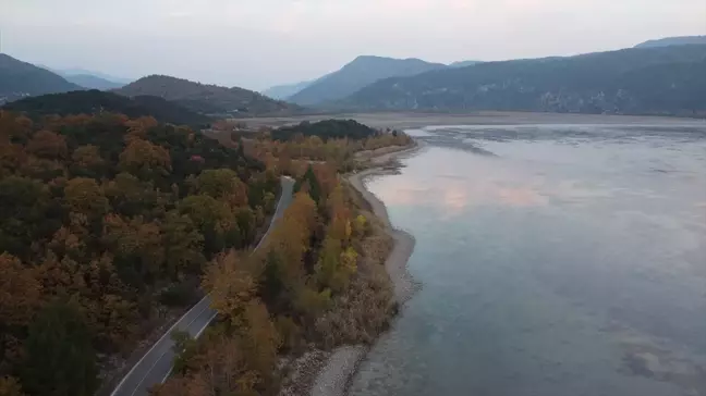 Kovada Gölü Milli Parkı Sonbahar Güzellikleriyle Ziyaretçileri Ağırlıyor