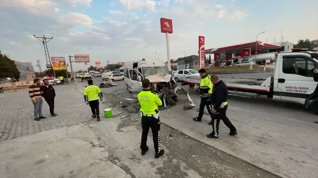 Şanlıurfa'da Tır ile Minibüsün Çarpıştığı Kazada 12 Yaralı