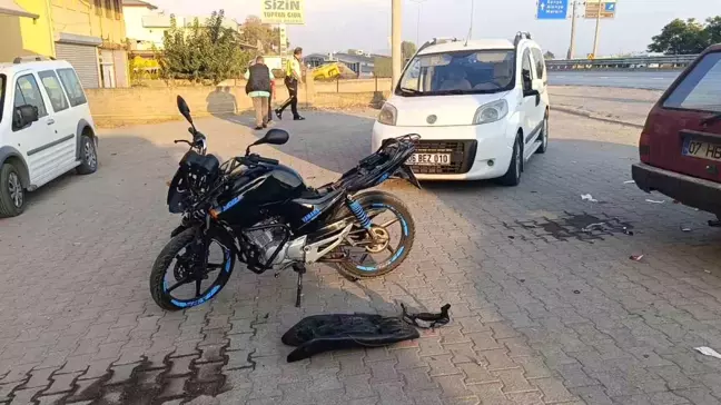 Manavgat'ta Şerit İhlali Sonucu Motosiklet Kazası: İki Yaralı