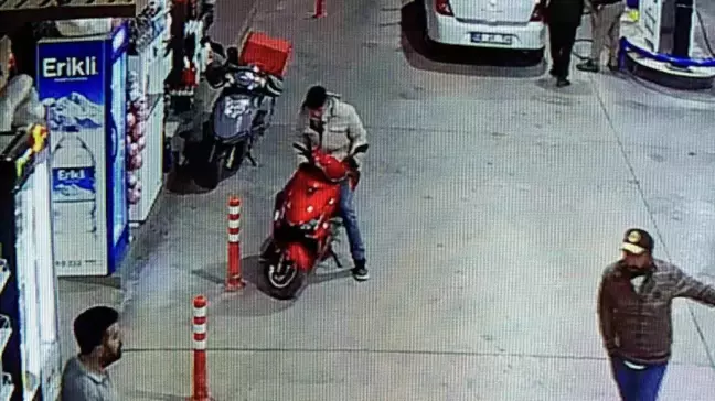 Aksaray'da Motosikletli Hırsız Marketten Çikolata Çaldı