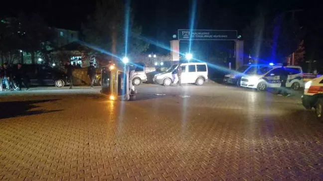 Isparta'da Kontrolden Çıkan Otomobil Kaldırıma Çarptı: 2 Yaralı