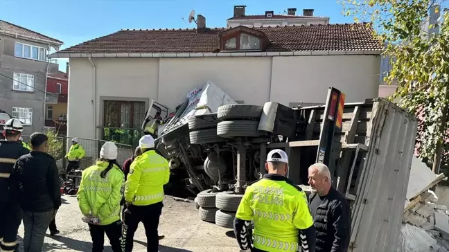 Kartal'da İnşaat Malzemesi Yüklü Kamyon Devrildi: Sürücü Yaralandı