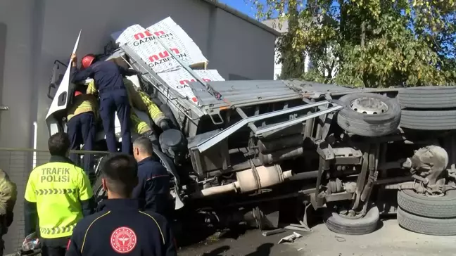 Kartal'da Kamyon Bina Duvarına Çarptı: Şoför Yaralı