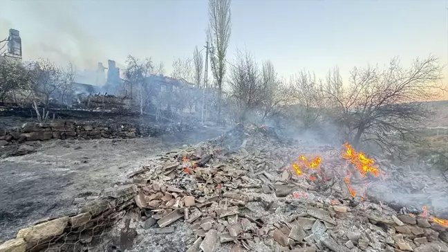 Kütahya'nın Tavşanlı ilçesinde yangın paniği