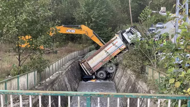 Rize'de Kontrolden Çıkan Kamyon Dereye Düştü