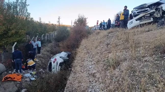 Adıyaman'da Trafik Kazası: 11 Kişi Yaralandı