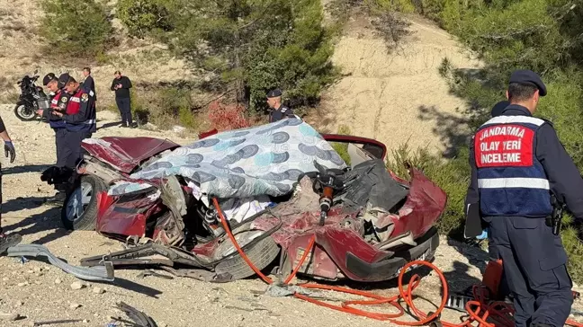 Bucak'ta Beton Tırı ile Üç Otomobilin Karıştığı Kazada 2 Ölü, 6 Yaralı