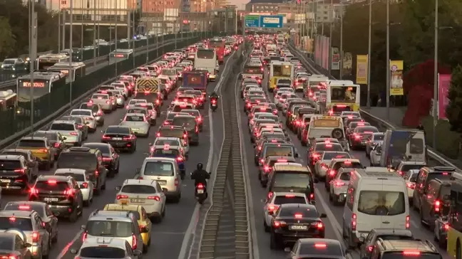 İstanbul'da Akşam Trafik Yoğunluğu Yüzde 82'ye Ulaştı