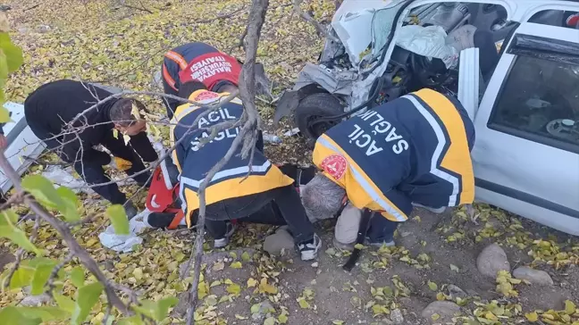 Malatya'da Otomobil Şarampole Devrildi: 4 Yaralı