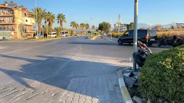 Manavgat'ta Motosiklet ve Otomobil Çarpıştı: 2 Yaralı