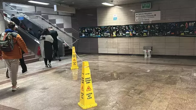 Taksim Meydanı'ndaki Su Borusu Patladı, Metroda Aşırı Su Birikintisi Oluştu