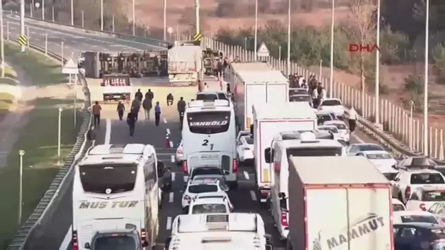 Bolu'da TIR Devrildi, Otoyol Ulaşıma Kapandı