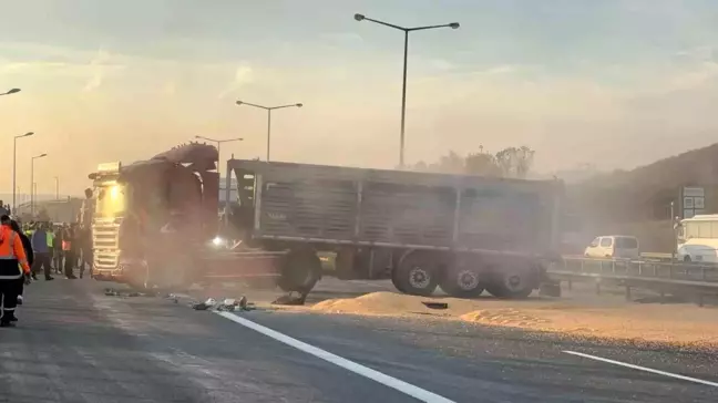 TEM Otoyolu'nda Mısır Yüklü Tır Devrildi, Trafik Yeniden Açıldı