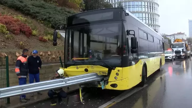 Kadıköy'de İETT Otobüsü Bariyere Saplandı, Yaralı Yok