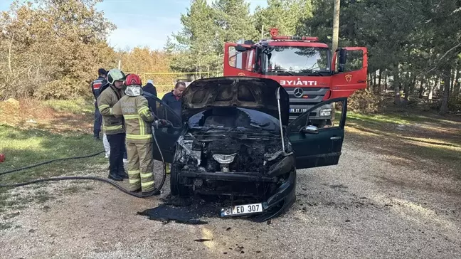 Safranbolu'da Park Halindeki Otomobil Yandı