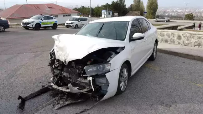 Erzurum'da Trafik Kazası: Baba ve Oğlu Yaralı