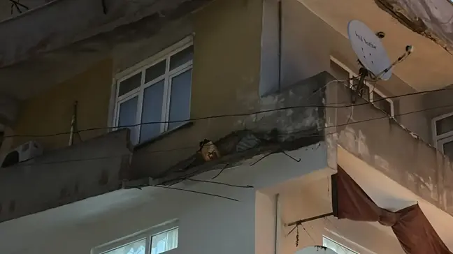 Beyoğlu'nda Balkon Çöktü, Kadın Saniyelerle Kurtuldu