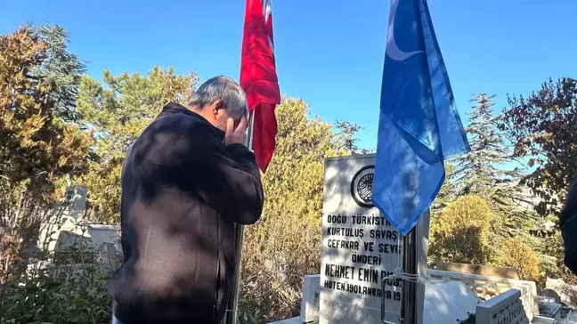 Doğu Türkistan Milli Günü'nde Mehmet Emin Buğra'nın Mezarı Ziyaret Edildi