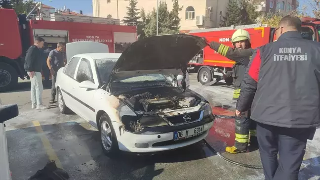 Konya'da Park Halindeki Otomobil Yandı