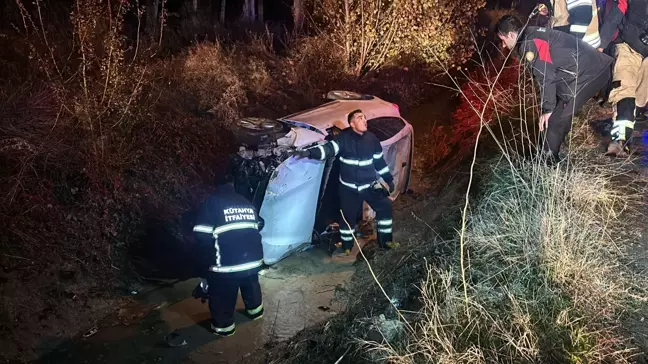 Kütahya'da Otomobil Su Kanalına Düştü, Sürücü Kurtarıldı