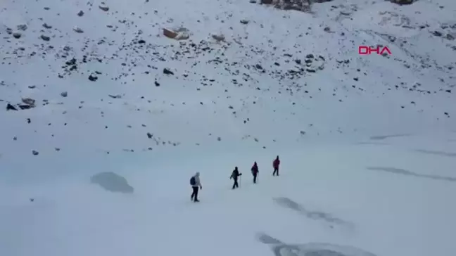 Cilo Sat Dağları'ndaki Buzul Gölleri ve Şelale Dondu