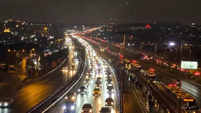 İstanbul'da Mesai Bitiminde Trafik Yoğunluğu Yüzde 90'a Ulaşmış Durumda