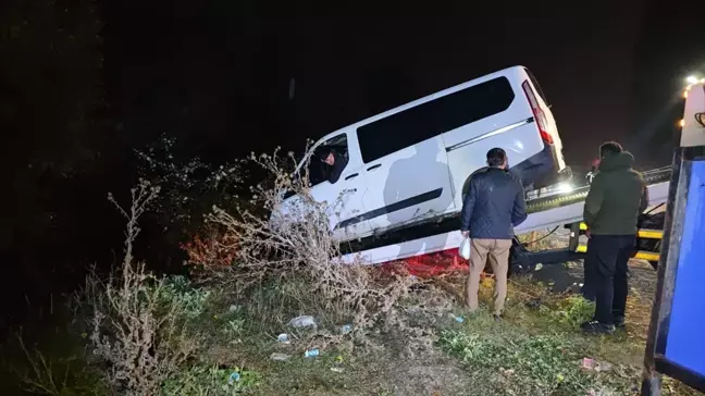 İnegöl'de Minibüs Refüje Düştü: Sürücü Yaralandı