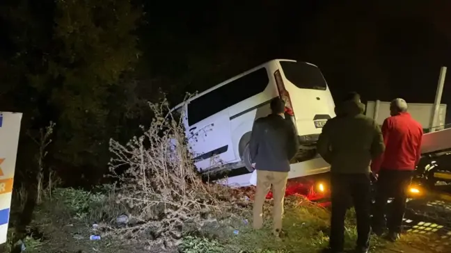 İnegöl'de Virajda Kontrolden Çıkan Minibüs Dere Yatağına Devrildi