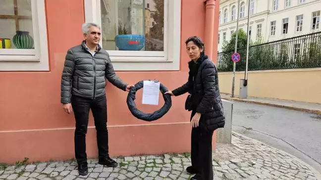 İtalya'daki Öğrenci Vize Sorunları Süregeldikçe Öğrenciler Konsolosluk Önünde Toplandı