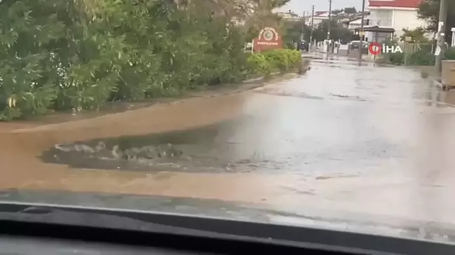 Ayvalık'ta Sağanak Yağış Yolları Göle Döndürdü