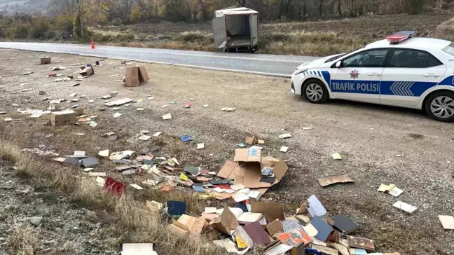 Kastamonu'da Kültür ve Turizm Bakanlığına Ait Kamyon Kaza Yaptı, Kitaplar Saçıldı