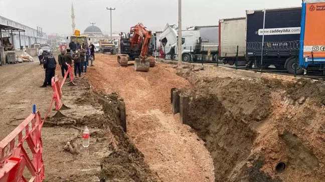 İnegöl'de Altyapı Çalışması Sırasında Toprak Altında Kalan İşçi Hastaneye Kaldırıldı