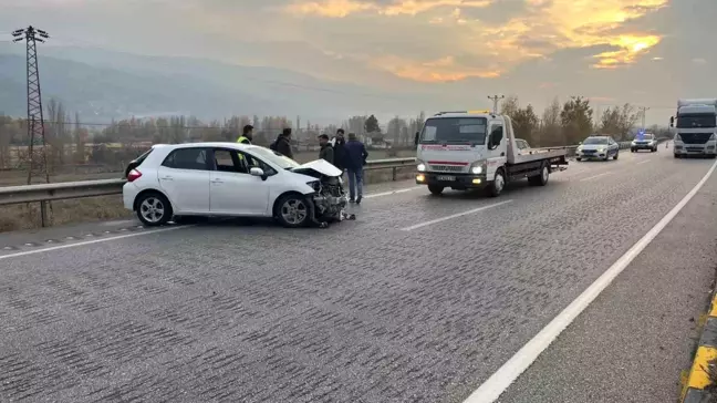 Tosya'da Otomobil Bariyerlere Çarptı, Sürücü Yaralandı