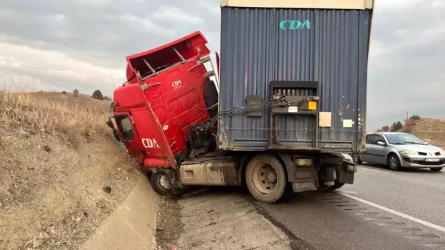 Kastamonu'da Makaslayan Tır Kontrolden Çıktı