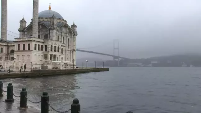 İstanbul Boğazı'nda sis etkili oluyor - 1