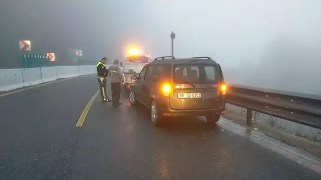 Bolu Dağı'nda Hafif Ticari Araç Bariyere Çarptı, Ulaşım Aksadı