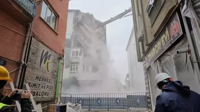 Çorum'da Doğal Gaz Patlaması Sonrası Hilal Apartmanı'nın Yıkımına Başlandı