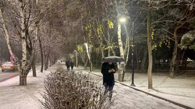 Erzurum'da Yoğun Kar Yağışı: Sokaklar Beyaza Büründü